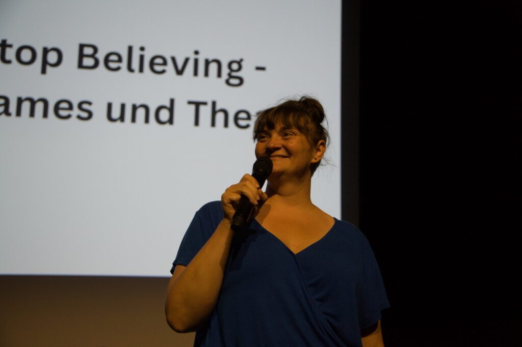 Carolin Gerlach is speaking into a microphone.
