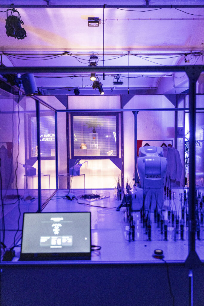 Ein Labor mit einem Industrieroboter und Pflanzen.